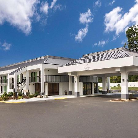 Quality Inn Емпория Екстериор снимка