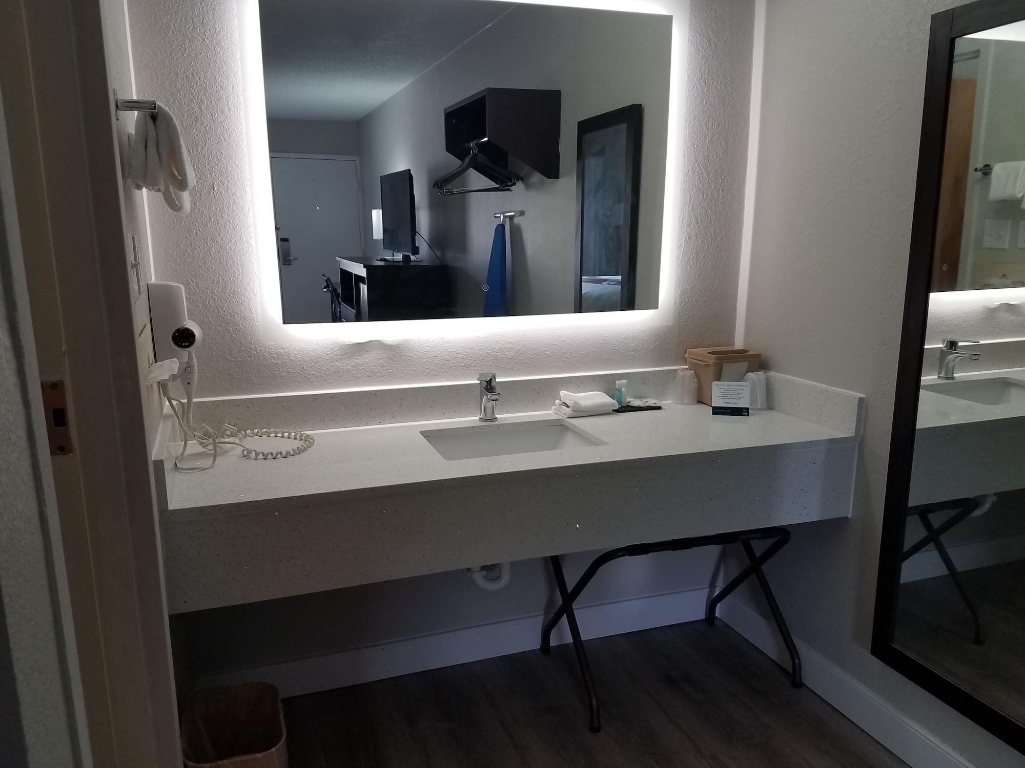 Quality Inn Емпория Екстериор снимка
