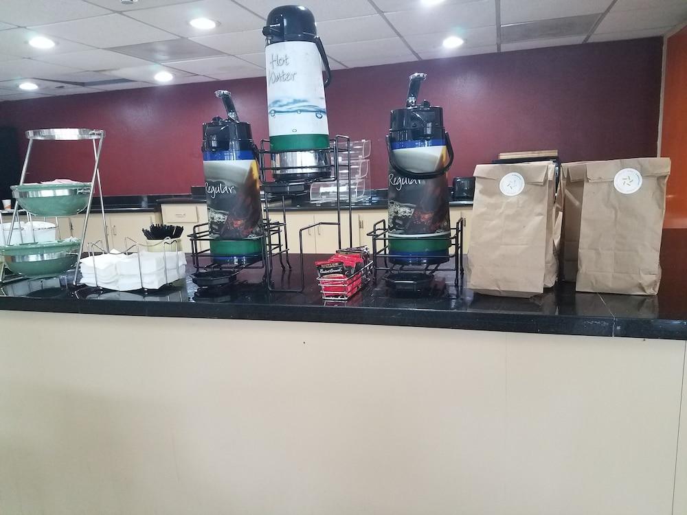 Quality Inn Емпория Екстериор снимка