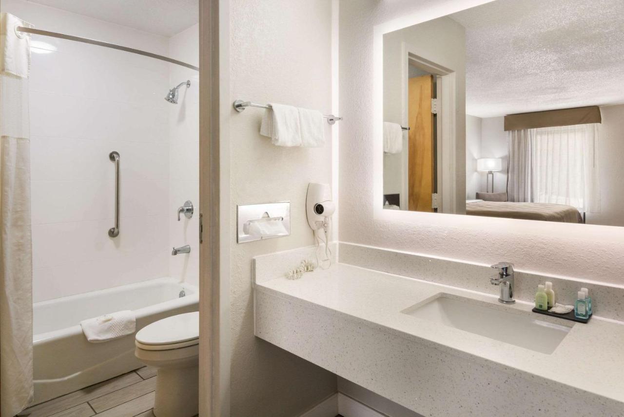 Quality Inn Емпория Екстериор снимка