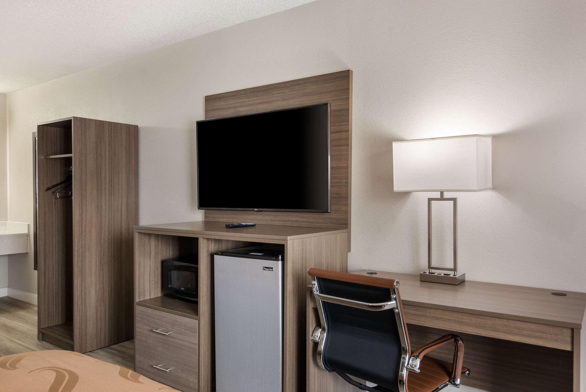 Quality Inn Емпория Екстериор снимка