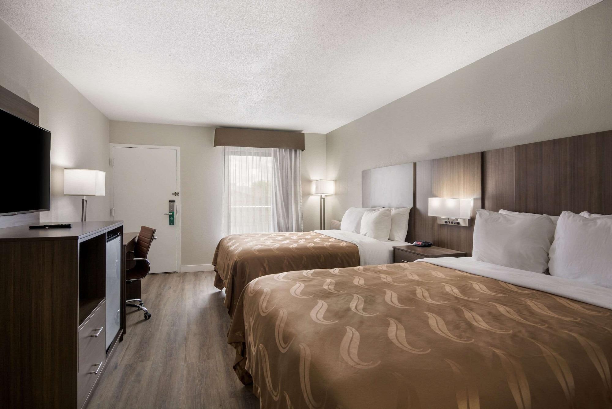 Quality Inn Емпория Екстериор снимка