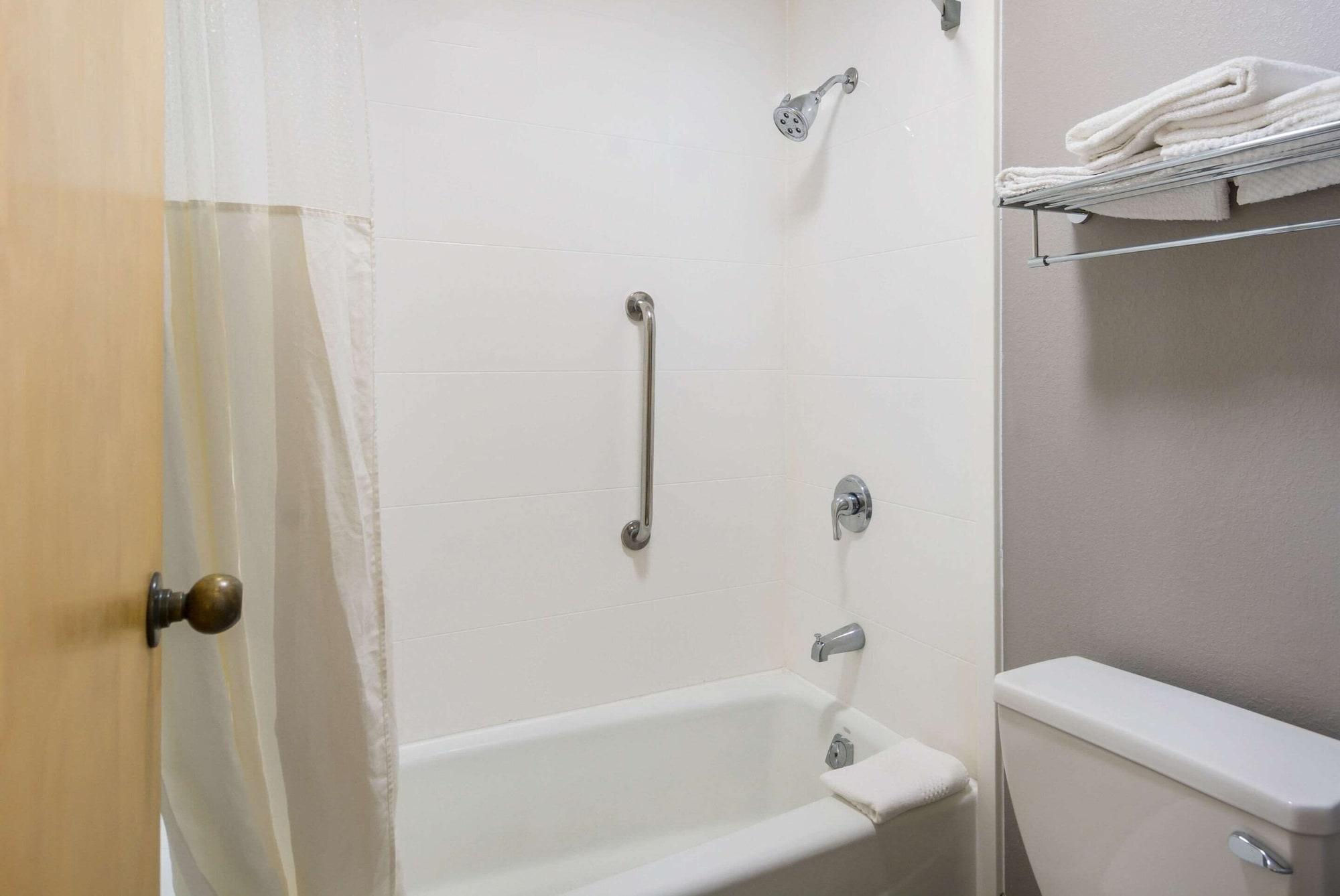 Quality Inn Емпория Екстериор снимка