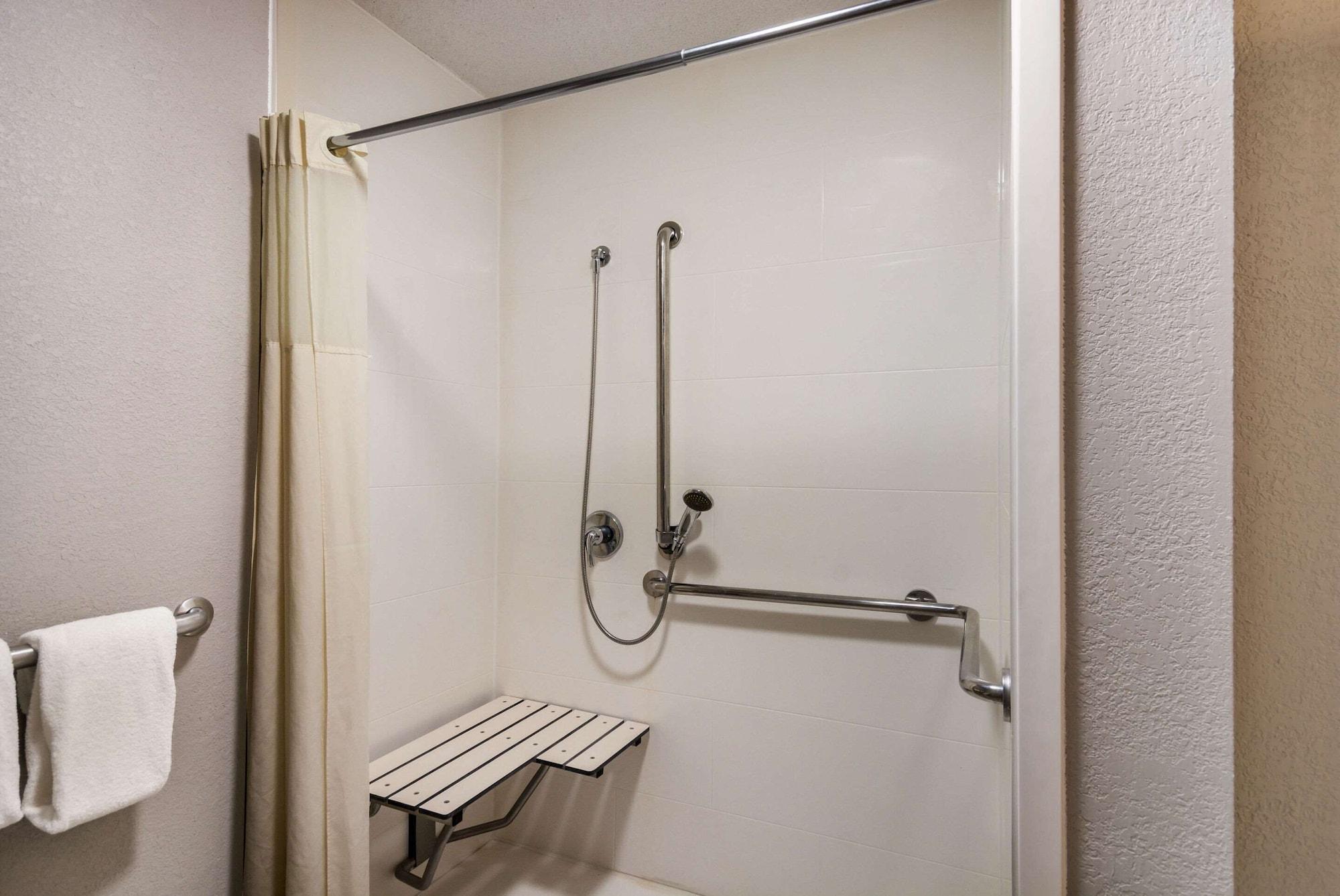 Quality Inn Емпория Екстериор снимка