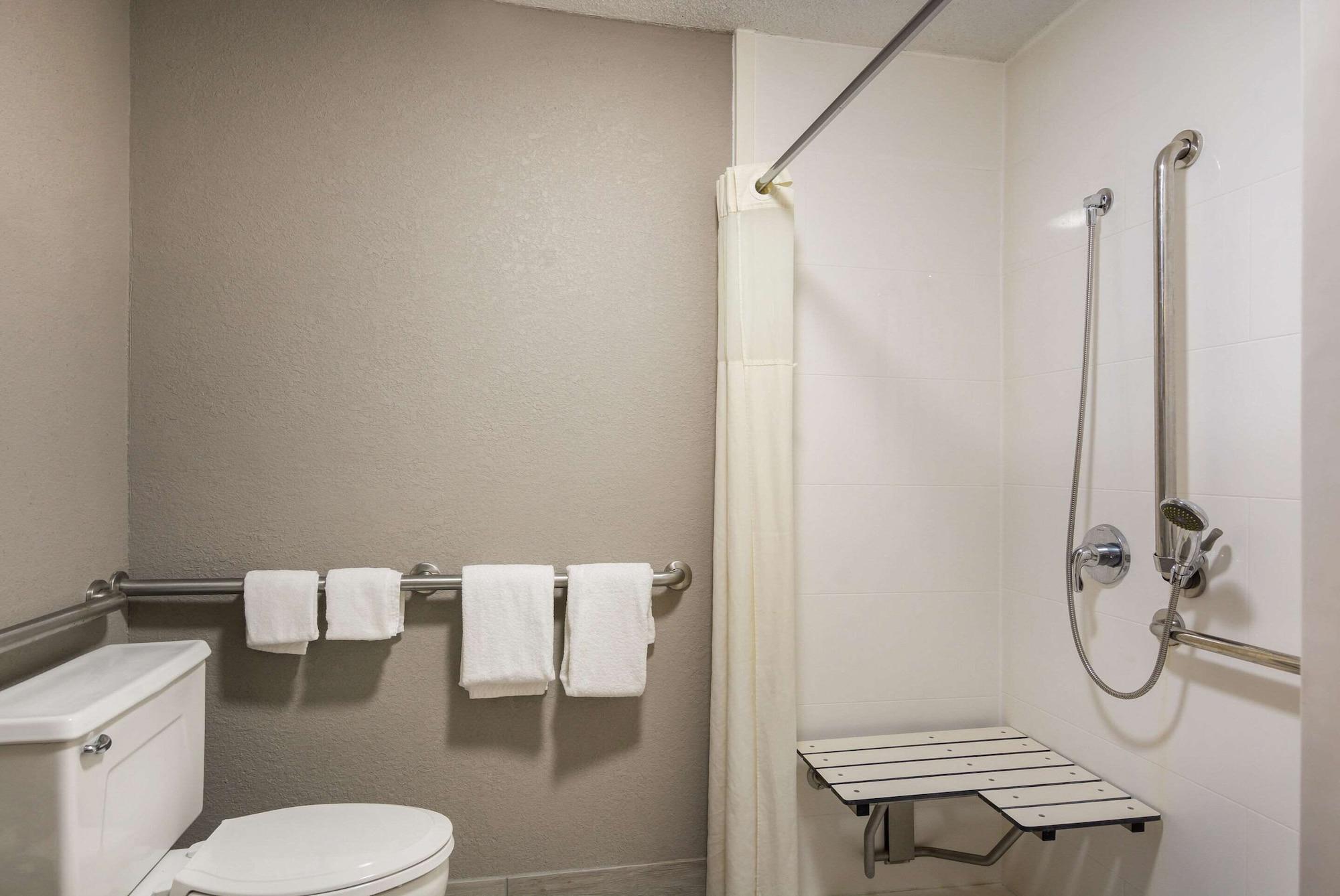 Quality Inn Емпория Екстериор снимка