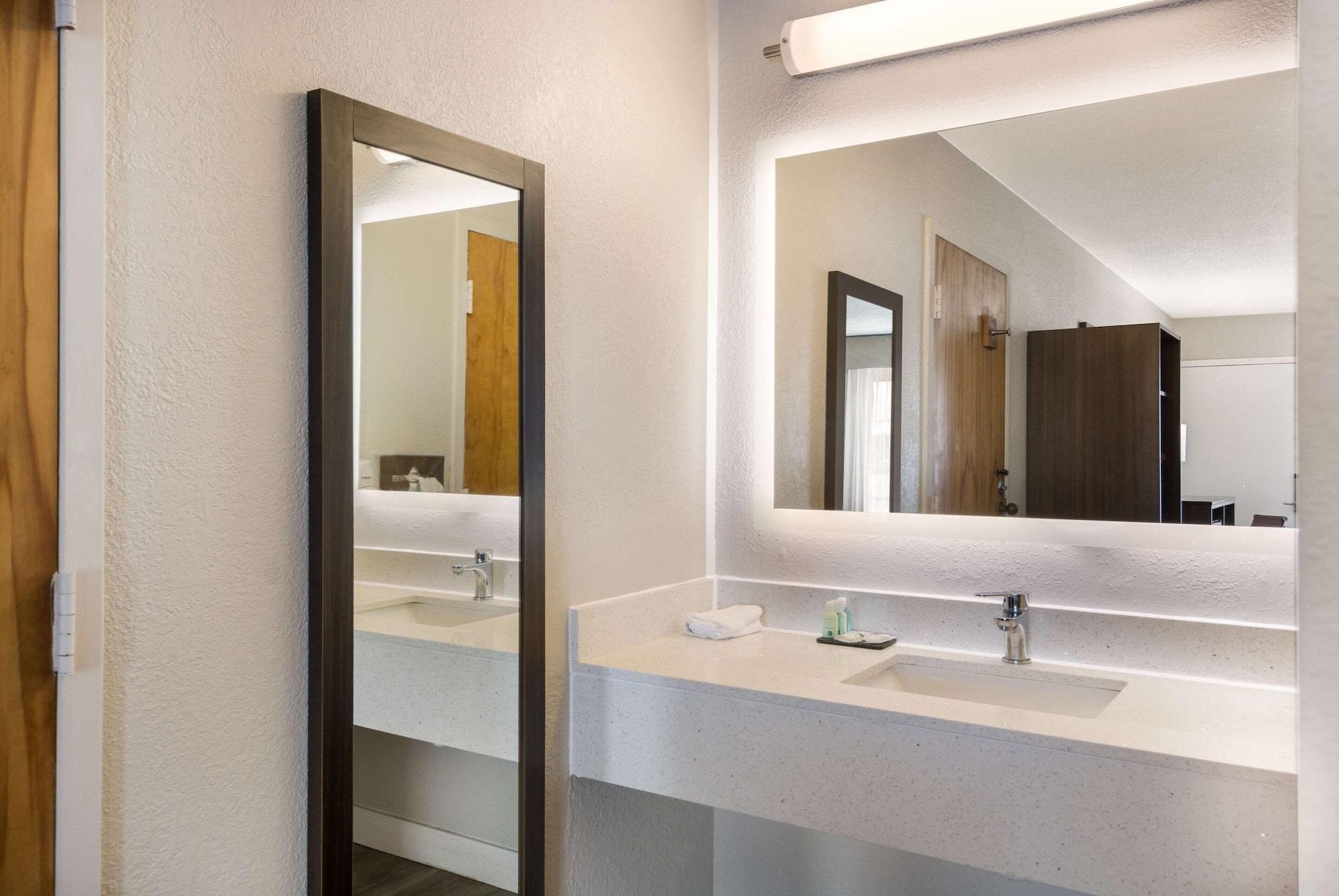 Quality Inn Емпория Екстериор снимка