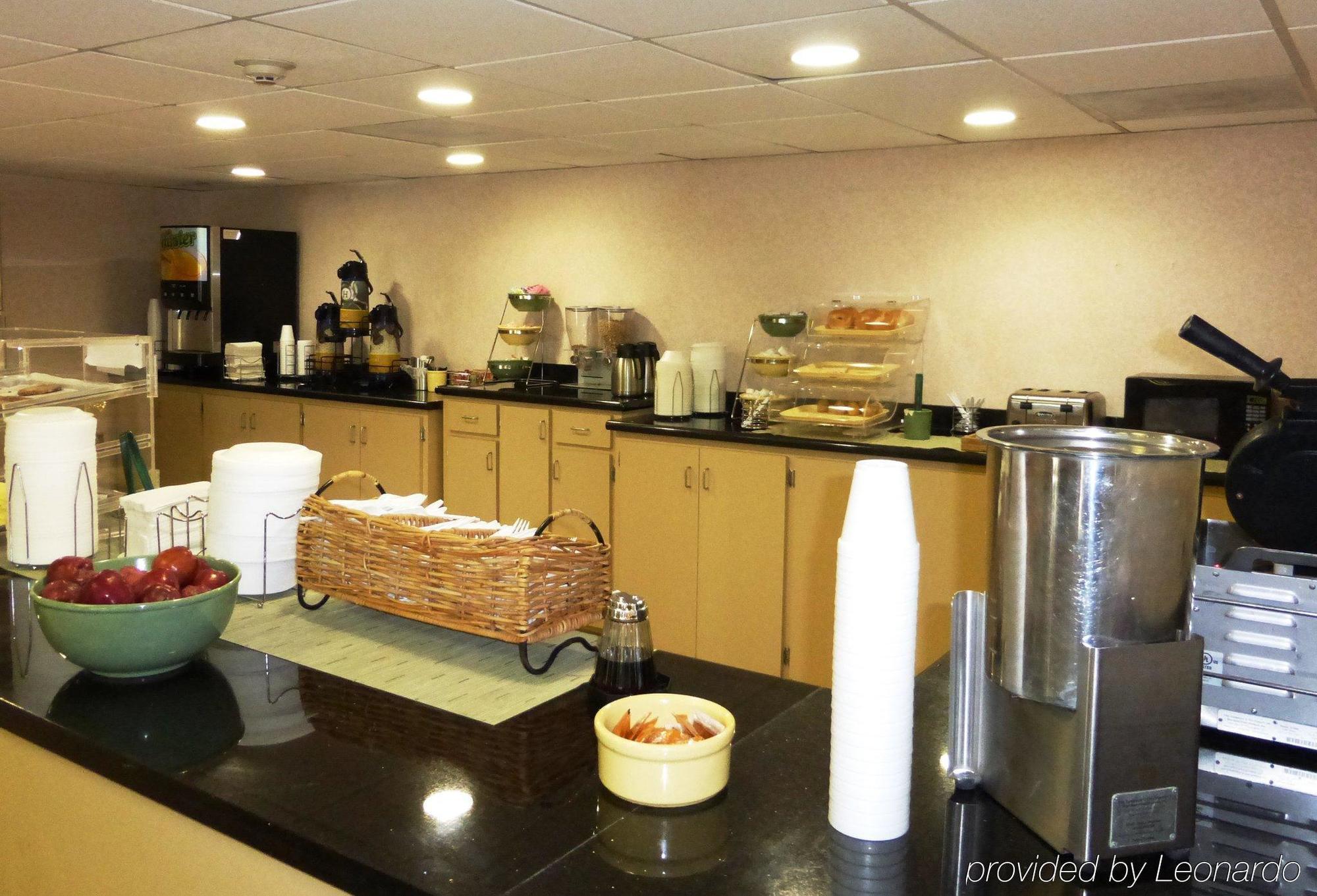 Quality Inn Емпория Екстериор снимка