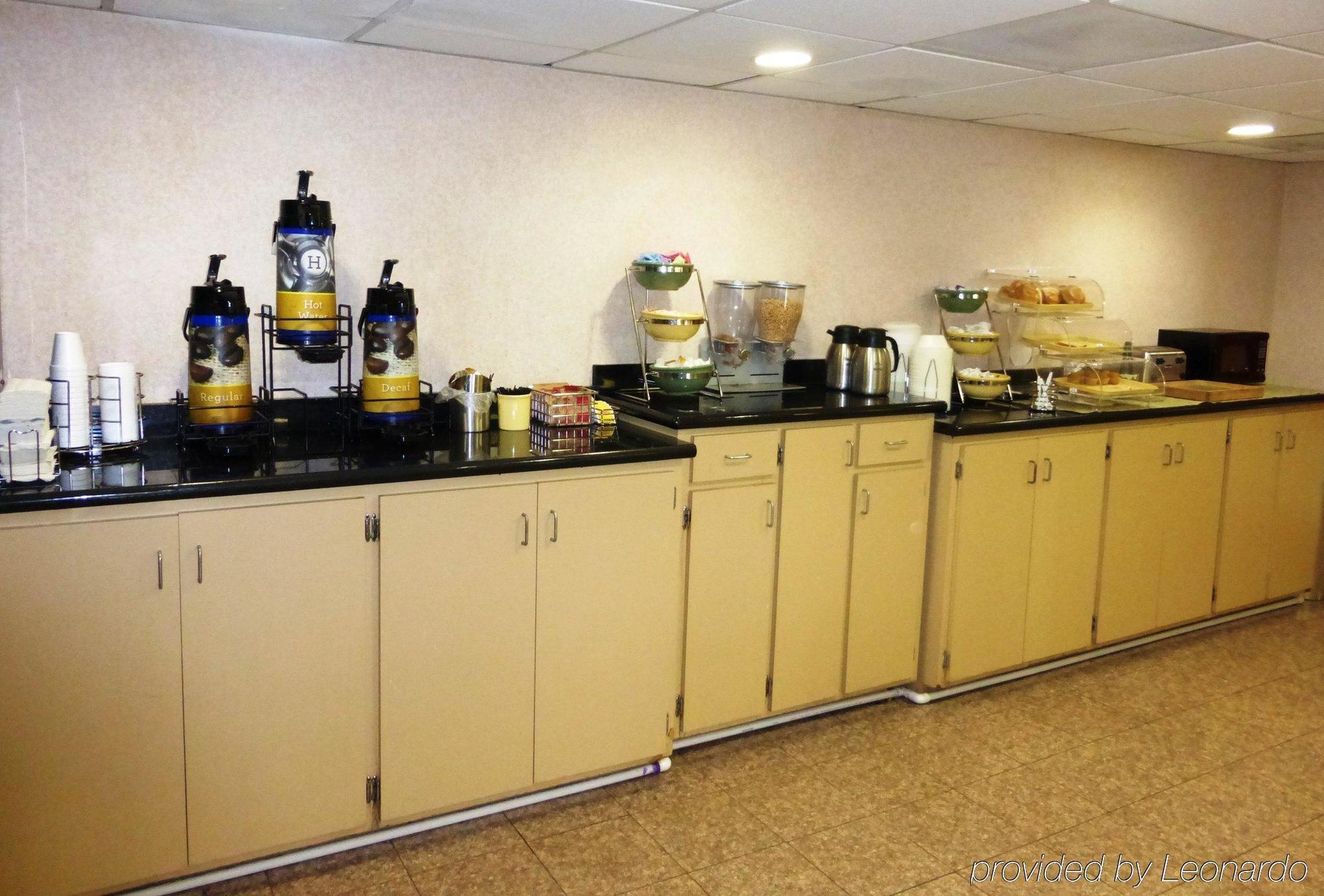 Quality Inn Емпория Екстериор снимка